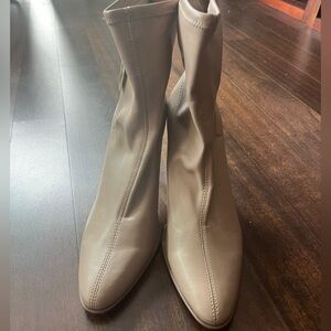 NWT tan heeled boots